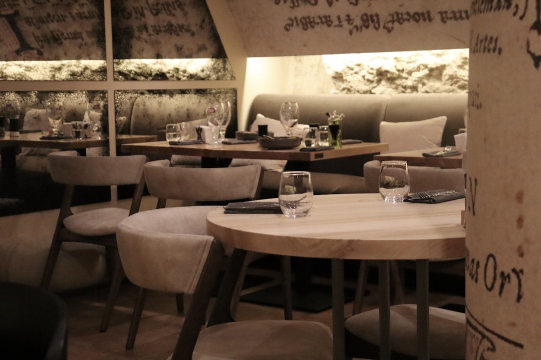 Modern Cave: Khi Đô Thị Khao Khát Bóng Tối — minh họa 2